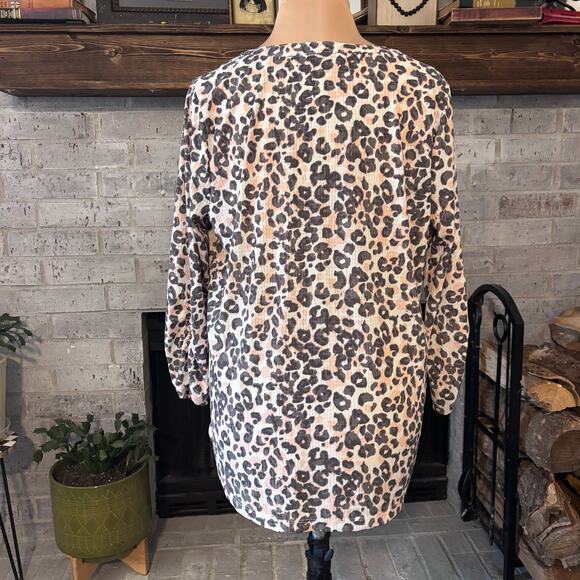 Emily Daniels Ribbed 3/4 Sleeve Animal Print Top Size XL Gold Buttons Notch Neck - Picture 5 of 9